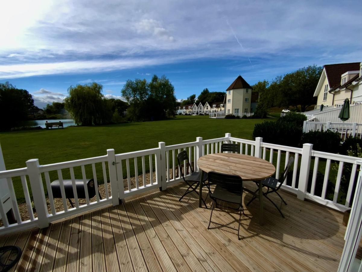 'That One' Our Cotswold Lakeside Lodge Cirencester Exterior photo